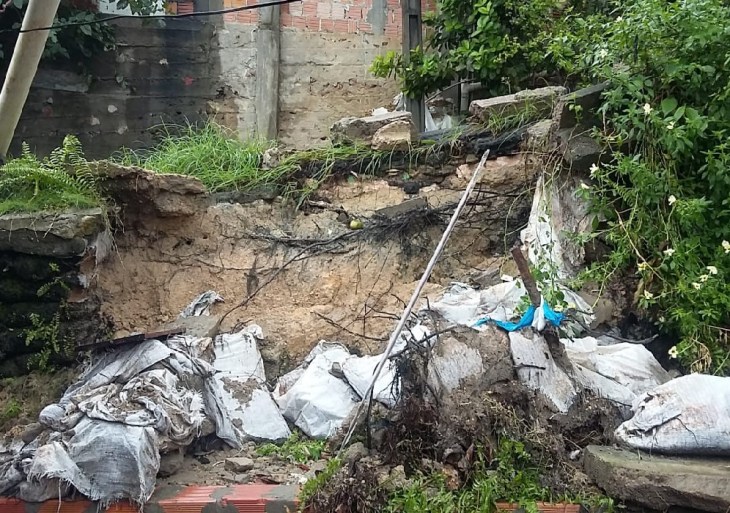 Deslizamentos de barrancos no meio da madrugada assusta moradores em Manaus