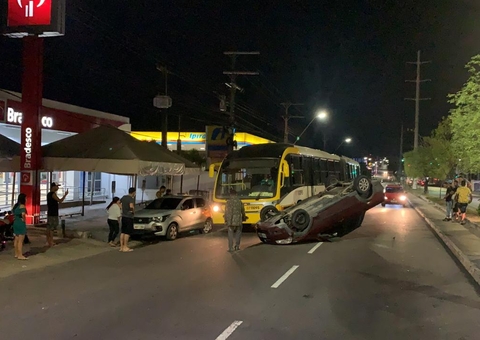 Carro capota após se envolver em acidente com outros 2 veículos em Manaus