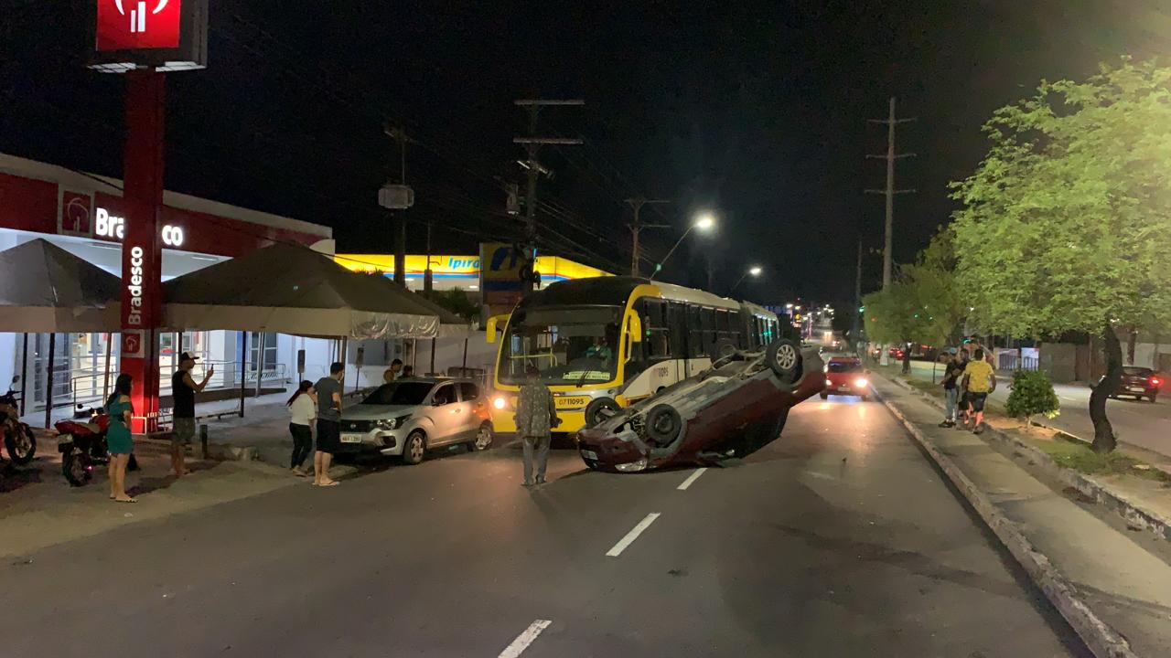 Carro capota após se envolver em acidente com outros 2 veículos em Manaus