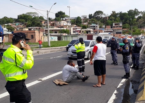 Acidente deixa motociclista ferido em avenida de Manaus; vídeo