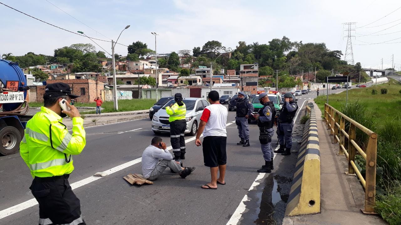Acidente deixa motociclista ferido em avenida de Manaus; vídeo