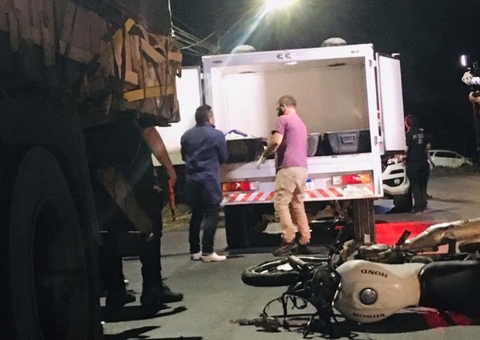 Motociclista morre durante colisão com carreta parada em Manaus