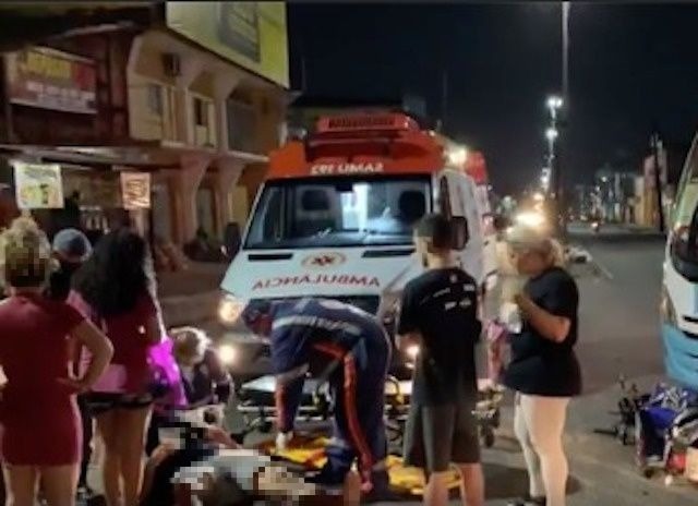 Motociclista fica ferido ao colidir contra micro-ônibus em Manaus