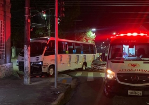 Grave acidente de trânsito deixa 3 pessoas feridas em avenida de Manaus