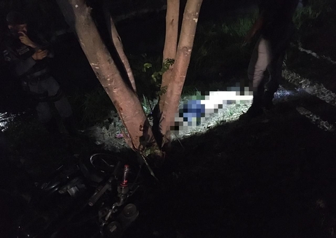 Motociclista morre ao colidir contra árvore em Manaus