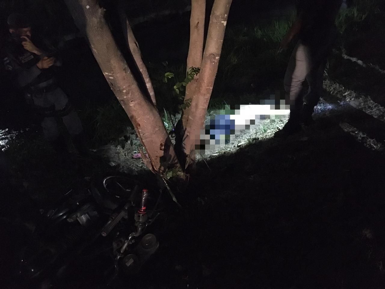 Motociclista morre ao colidir contra árvore em Manaus