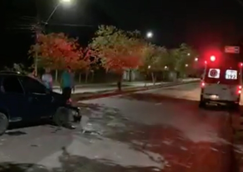 Carro capota em grave acidente de trânsito em Manaus