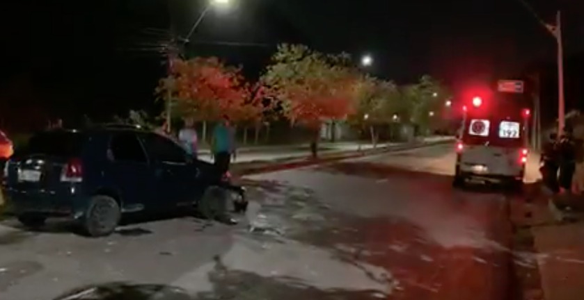 Carro capota em grave acidente de trânsito em Manaus