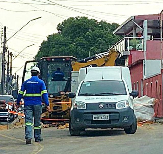 Vazamento no bairro Redenção dá em notificação à Águas de Manaus