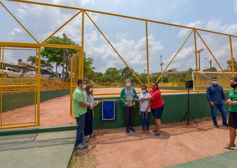 Prefeito de Manaus entrega campo do Vermelhão revitalizado