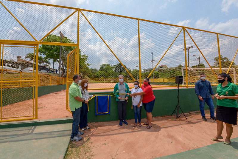 Prefeito de Manaus entrega campo do Vermelhão revitalizado