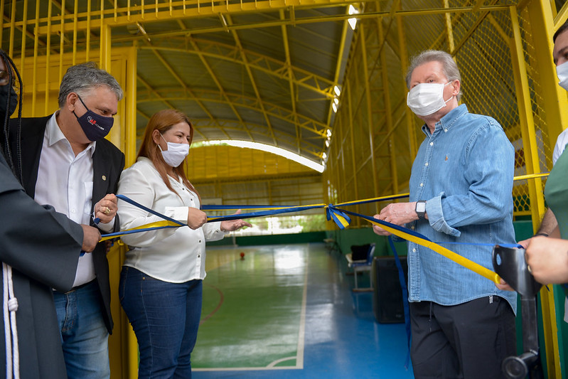 Prefeito entrega quadra poliesportiva da Vila Mamão nesta sexta