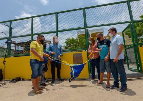Arthur Virgílio entrega campo de futebol e diz que deixa plano estratégico