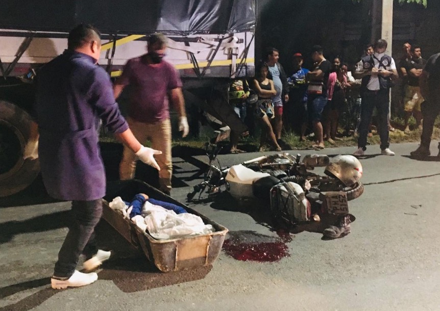 Motociclista morre durante colisão com carreta parada em Manaus