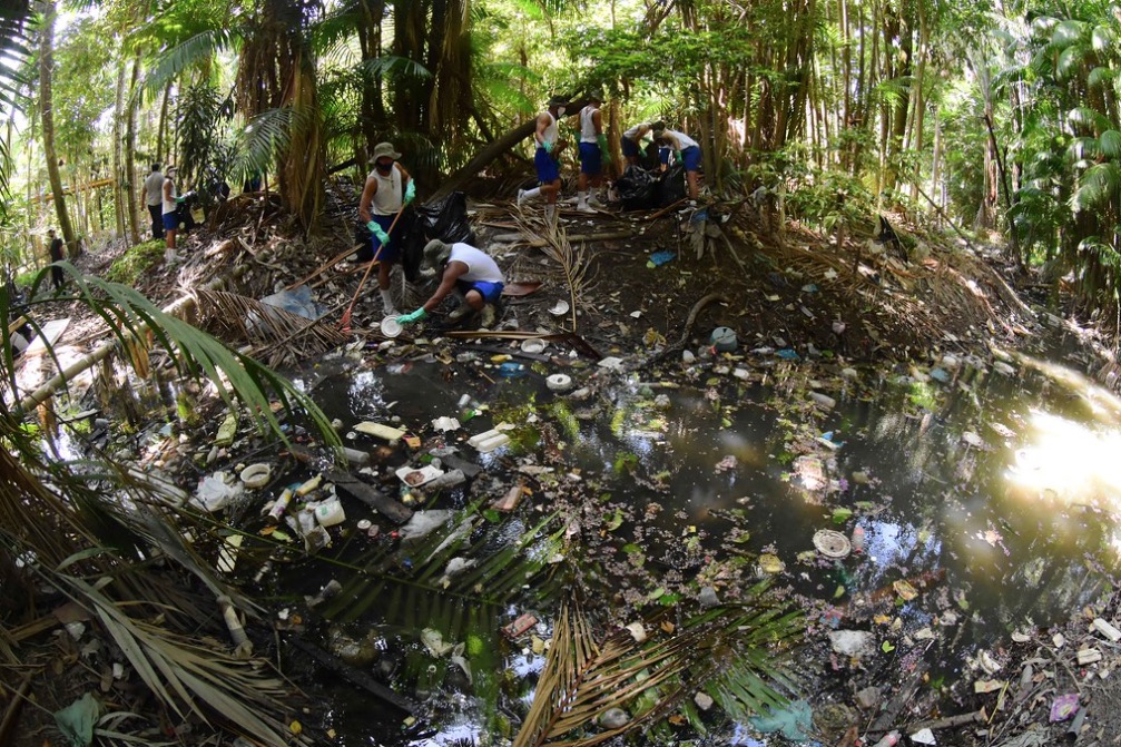 Militares retiram mais de uma tonelada de lixo do igarapé do Mindu