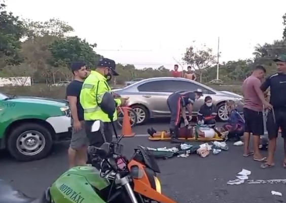 Mulher tem perna quebrada em acidente envolvendo motos em Manaus