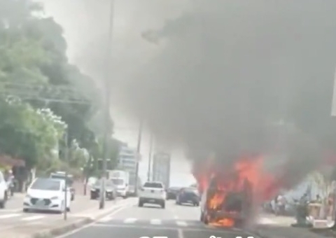 Fogo engole veículo e assusta motoristas em rua de Manaus 