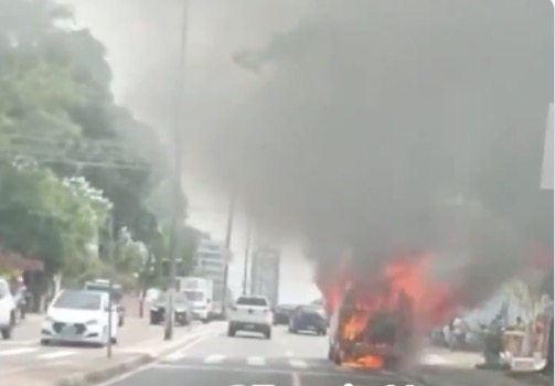 Fogo engole veículo e assusta motoristas em rua de Manaus 