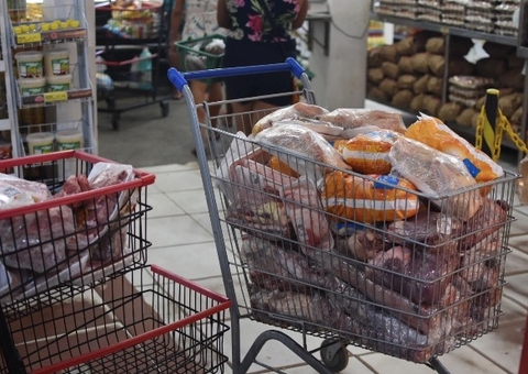 Supermercado em Manaus é flagrado com mais 90 quilos de carne estragada