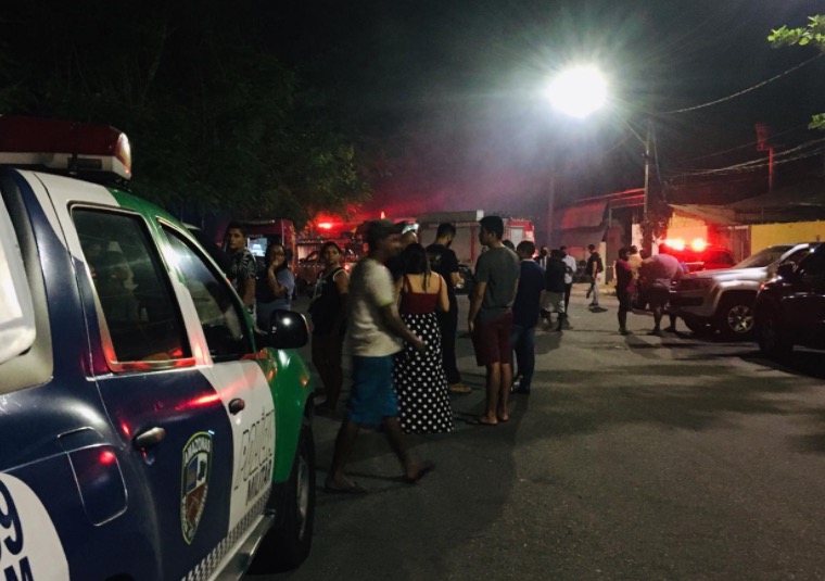 Após perderem tudo em incêndio em Manaus, moradores pedem doações