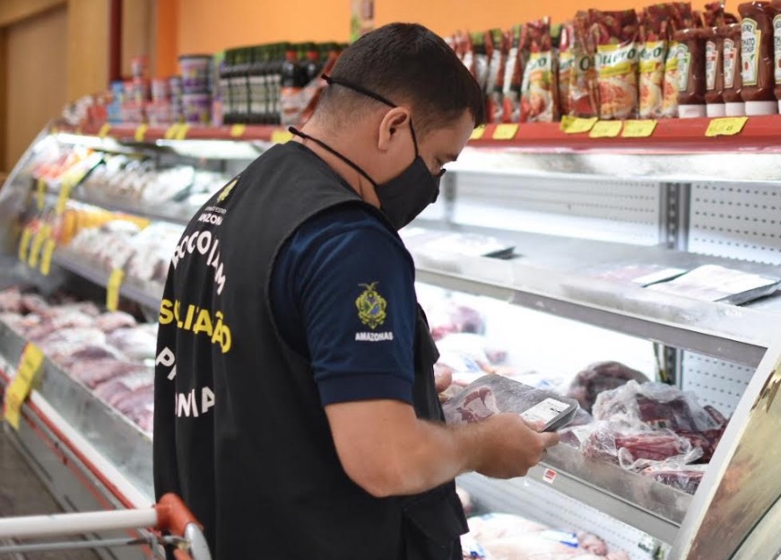 Supermercado em Manaus é flagrado com mais de 90 kg de alimentos vencidos