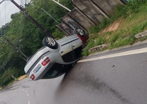 Acidente: Carro perde o controle e capota em avenida de Manaus