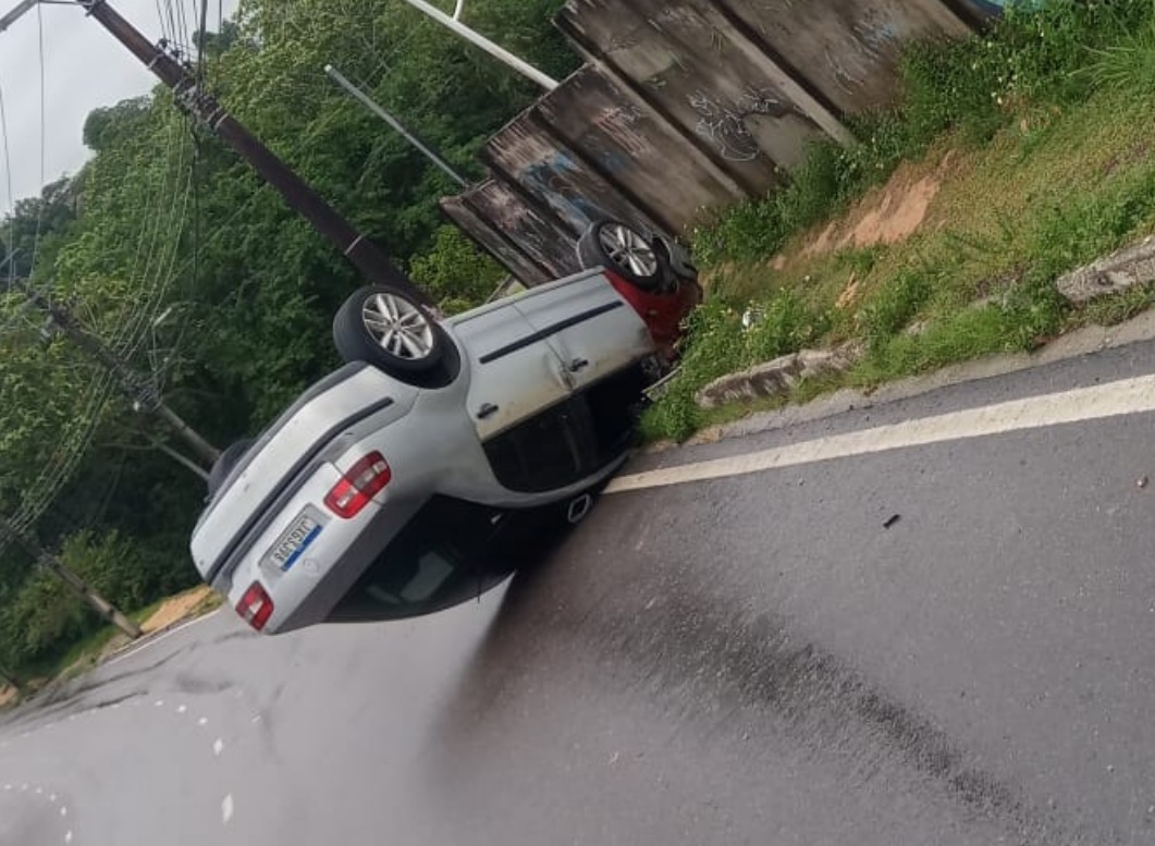 Acidente: Carro perde o controle e capota em avenida de Manaus