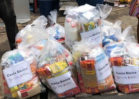 Catadores recebem doações de cestas básicas em Manaus