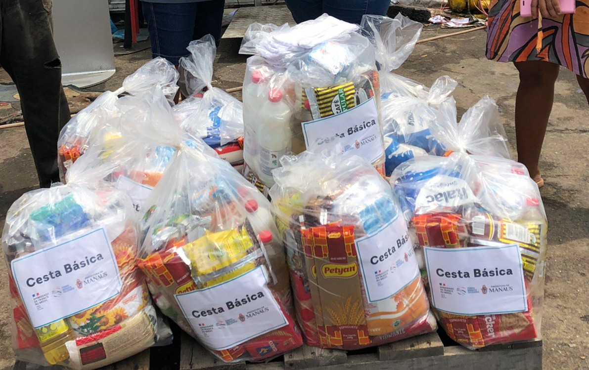 Catadores recebem doações de cestas básicas em Manaus