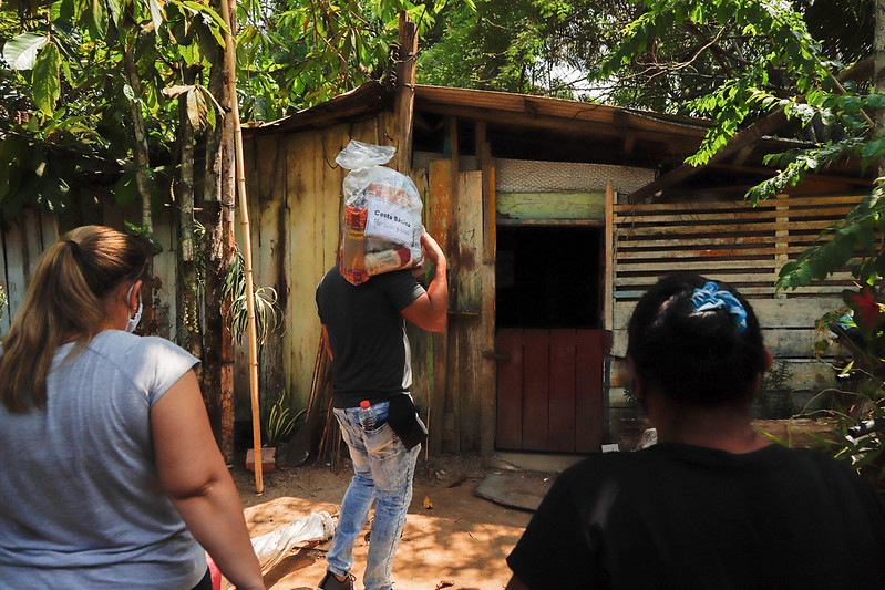 Área ribeirinha de Manaus recebe entrega de cestas básicas