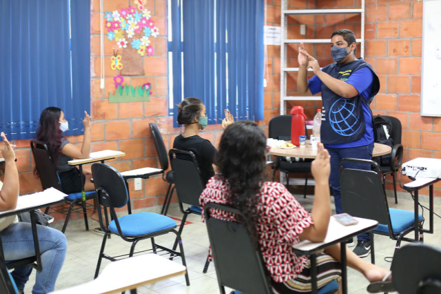 Moradores da zona Sul de Manaus recebem cursos profissionalizantes