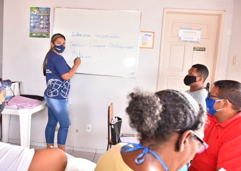 Migrantes fazem curso de português em parceria do Cetam com ONG