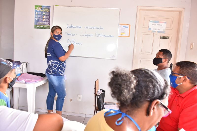 Migrantes fazem curso de português em parceria do Cetam com ONG