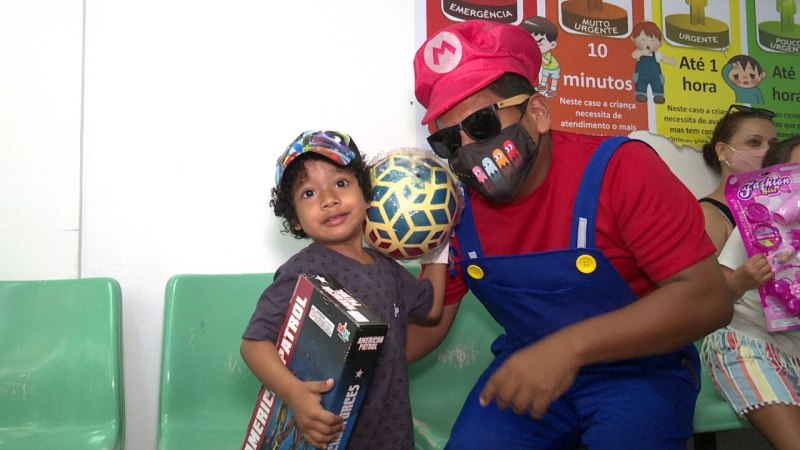 Dia da Criança: Voluntários entregam brinquedos em hospitais de Manaus