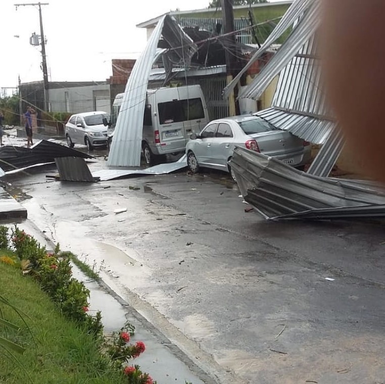 De árvores tombadas a destelhamentos: Chuva provoca estragos em Manaus