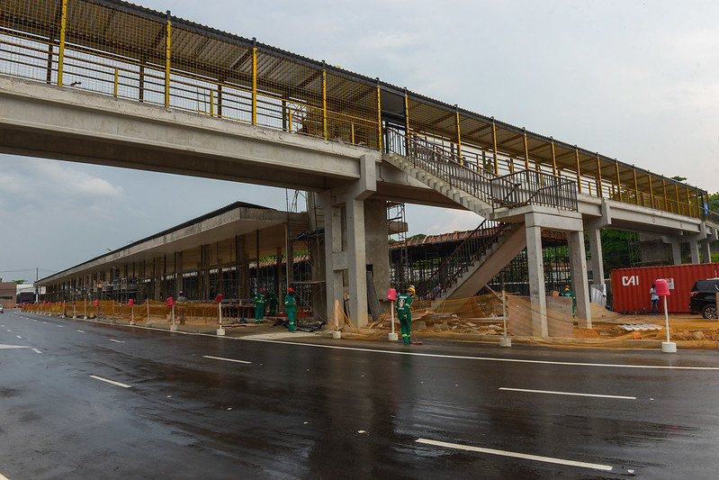 Prefeito vistoria obra da estação de transferência Arena em Manaus