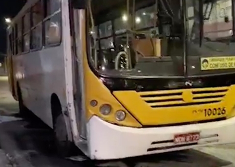 Motorista foge e abandona ônibus em chamas em avenida de Manaus