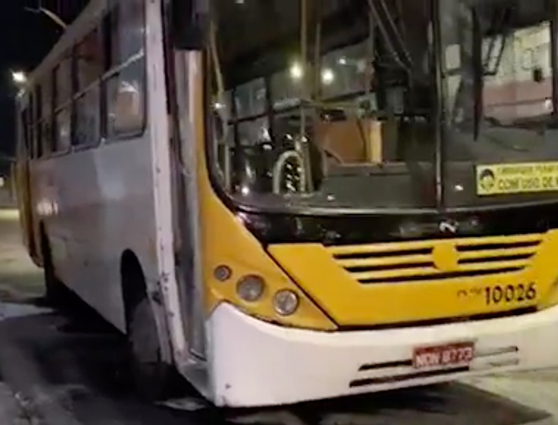 Motorista foge e abandona ônibus em chamas em avenida de Manaus