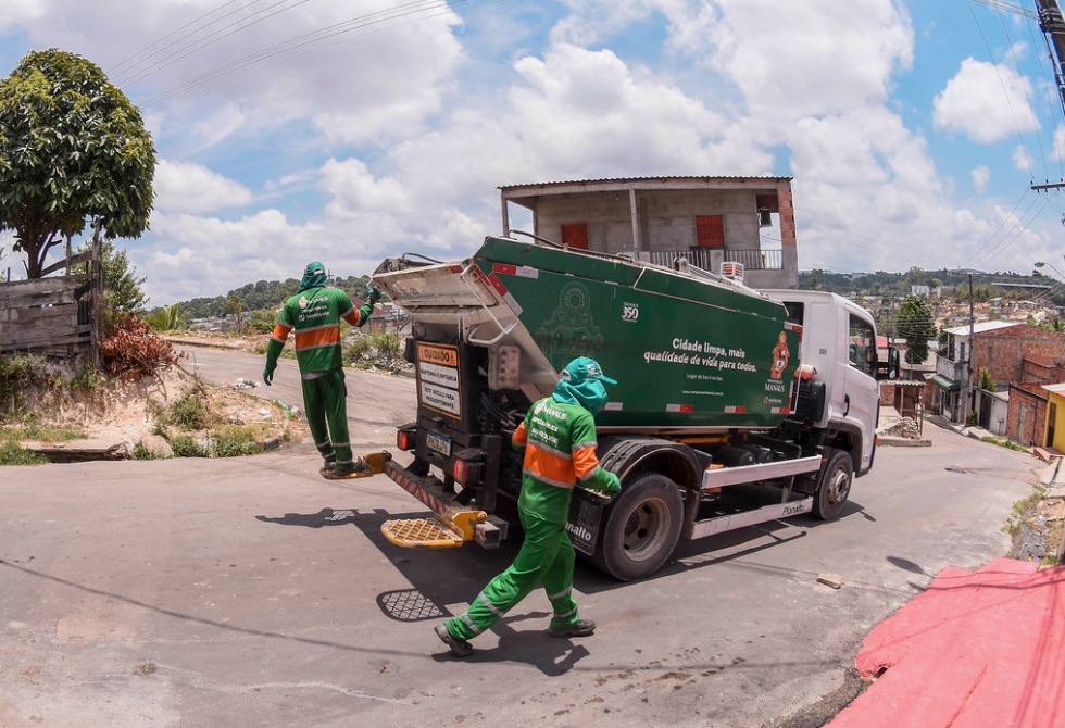 Manaus adota caminhões de lixo menores para atender becos e vielas 