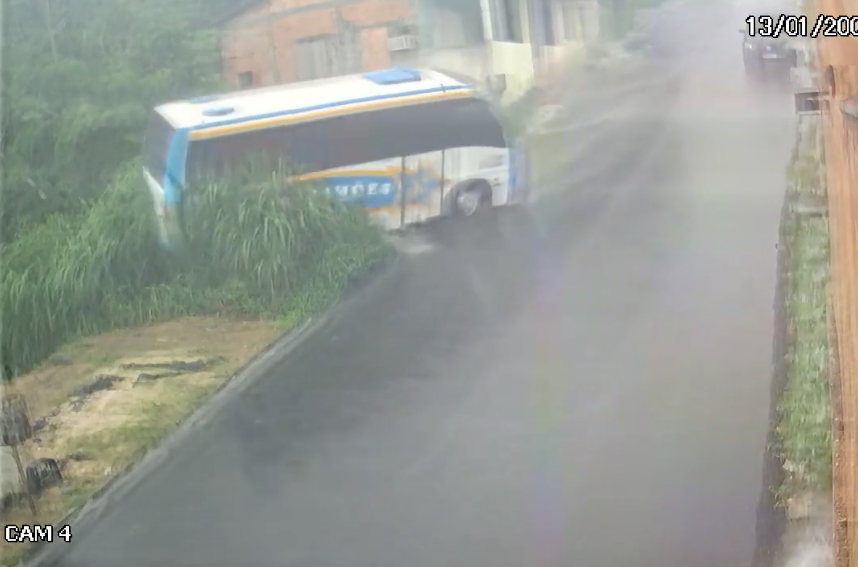 Vídeo mostra micro-ônibus desgovernado antes de atingir casa em Manaus