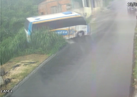 Vídeo mostra micro-ônibus desgovernado antes de atingir casa em Manaus