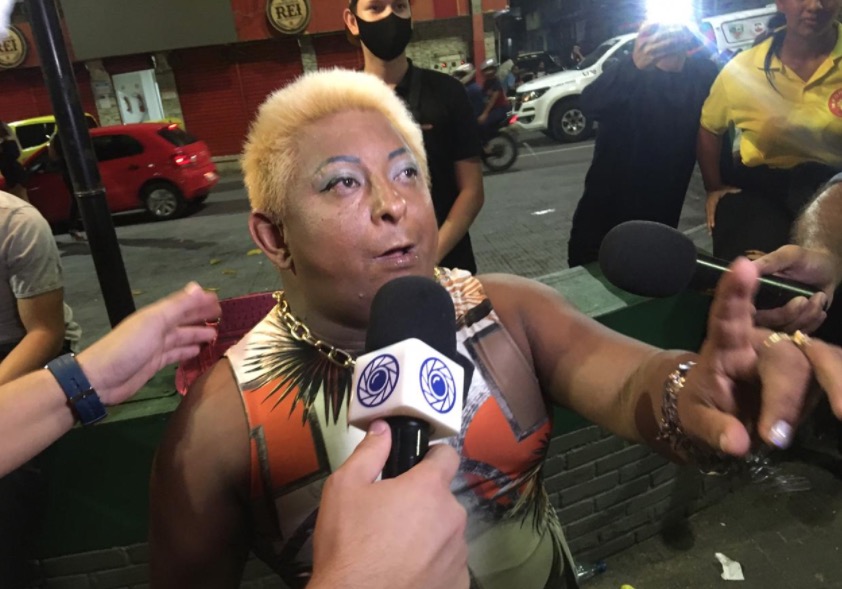 Patixa Teló é flagrada sem máscara em bar e reclama de Wilson Lima