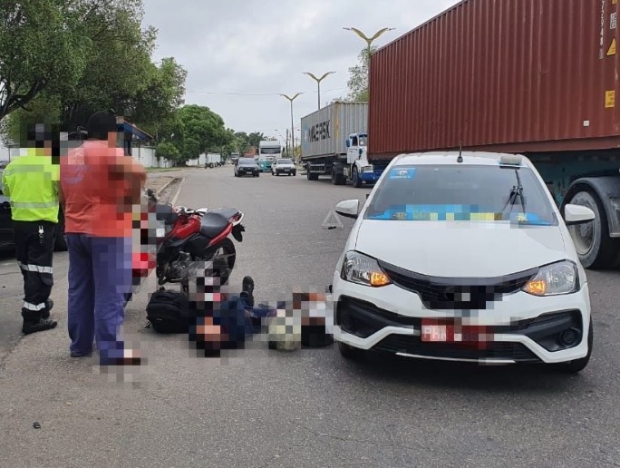 Acidente entre táxi e motocicleta deixa feridos em Manaus