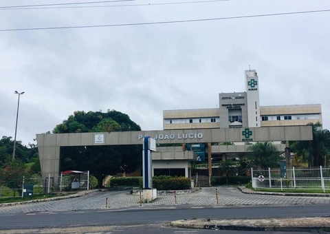 Vídeo: Pelado, paciente com distúrbio mental foge de hospital em Manaus
