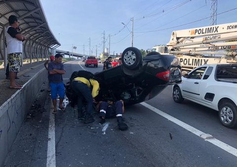 Acidente deixa homem ferido e paralisa trânsito em avenida de Manaus
