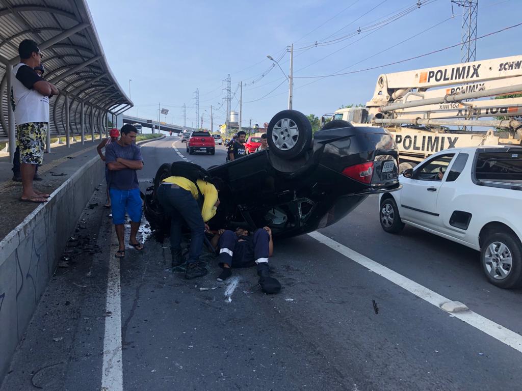 Acidente deixa homem ferido e paralisa trânsito em avenida de Manaus