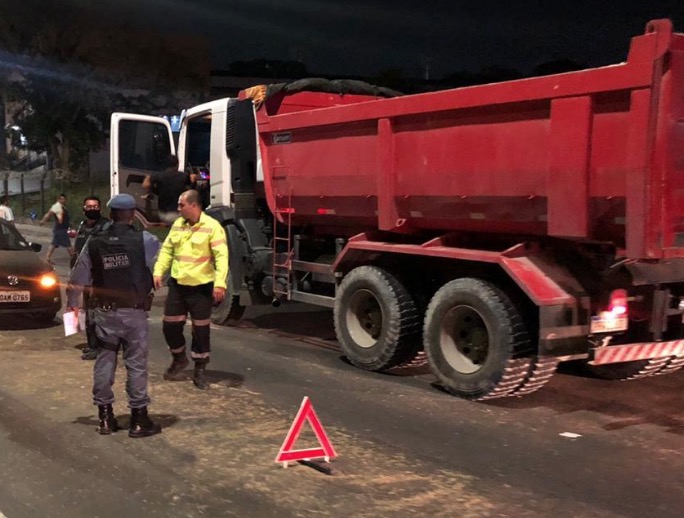 Mulher é ferida em acidente que parou avenida movimentada em Manaus