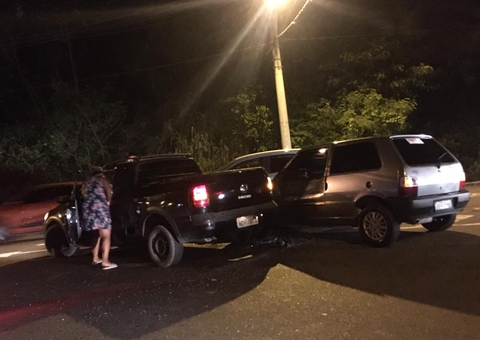 Acidente entre três carros deixa mulher ferida em Manaus