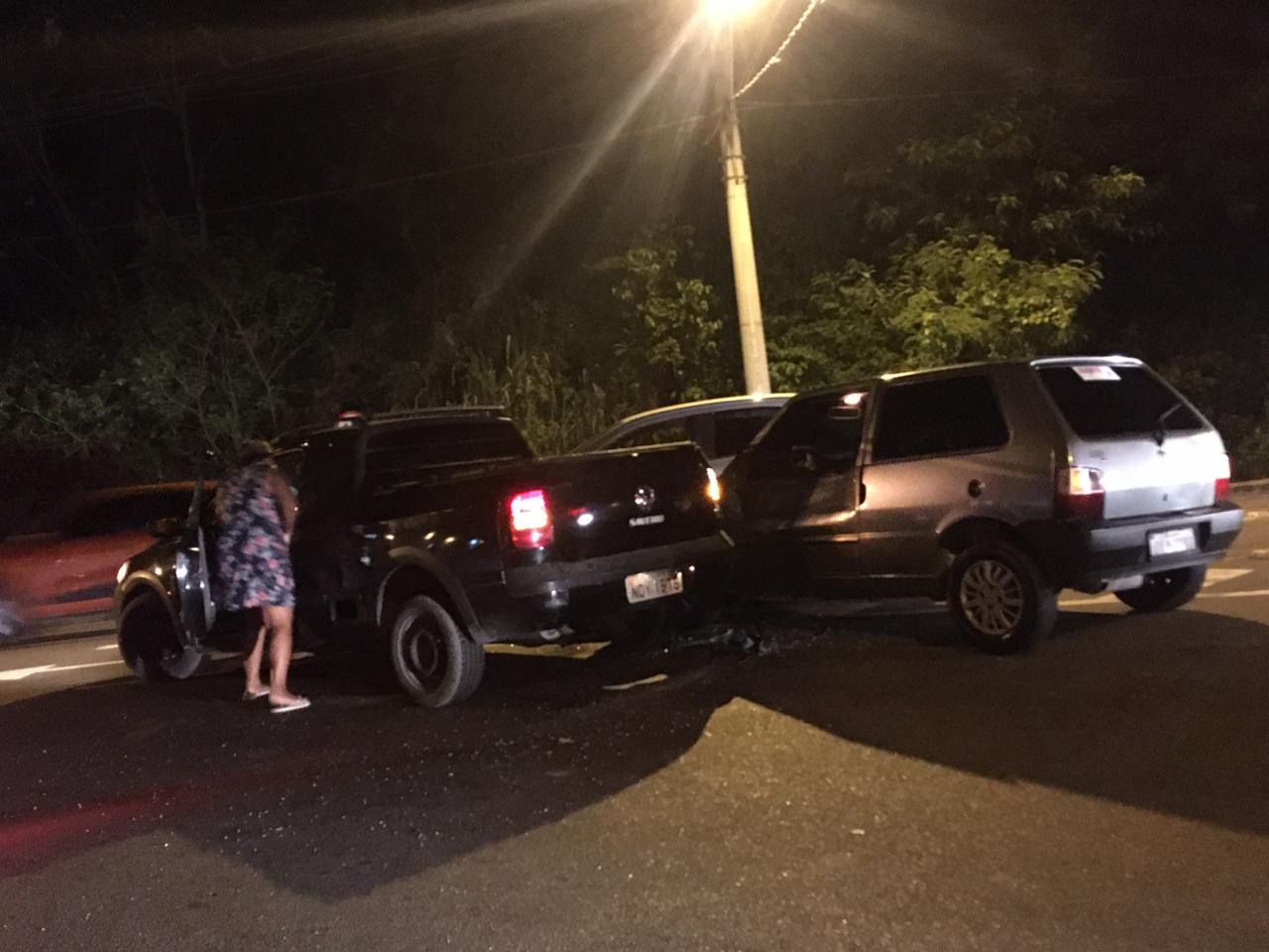 Acidente entre três carros deixa mulher ferida em Manaus