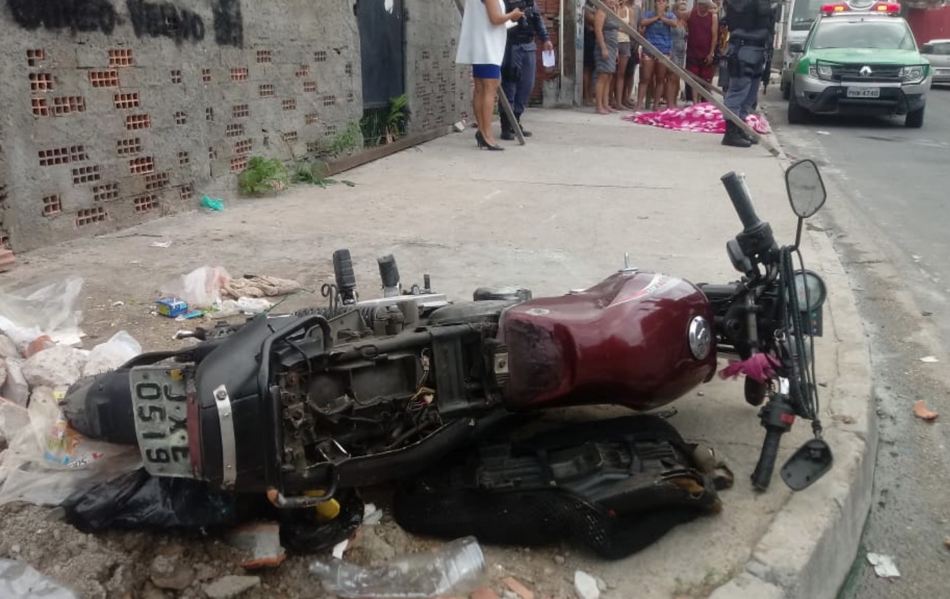 Menina de 15 anos morre ao ser arremessada de motocicleta em Manaus